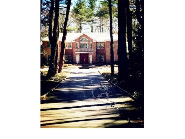  5 BR,  5.50 BTH  Colonial style home in Lattingtown