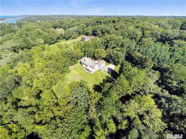  5 BR,  6.50 BTH  Colonial style home in Lattingtown