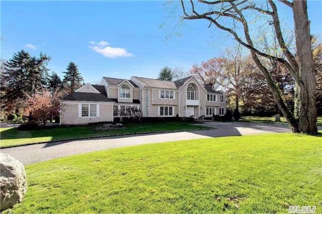  6 BR,  5.50 BTH  Colonial style home in Lattingtown