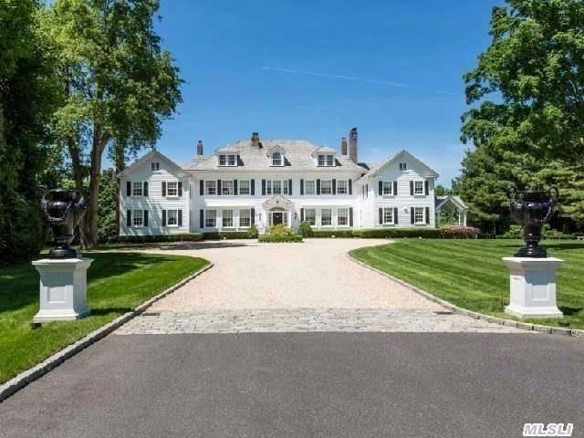 8 BR, 8.55 BTH Colonial style home in Lattingtown