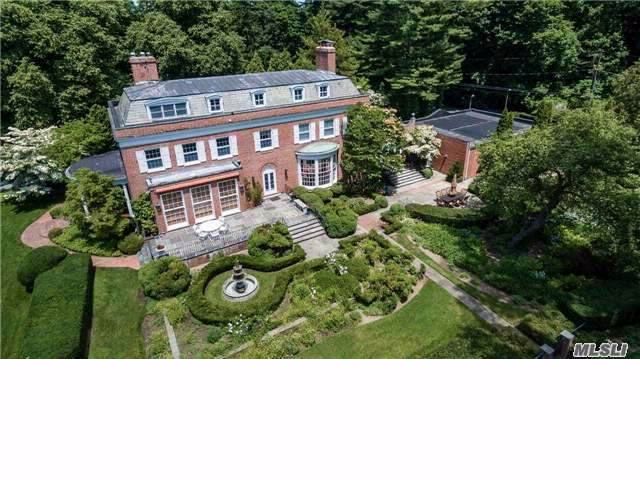 6 BR, 7.55 BTH Colonial style home in Lattingtown