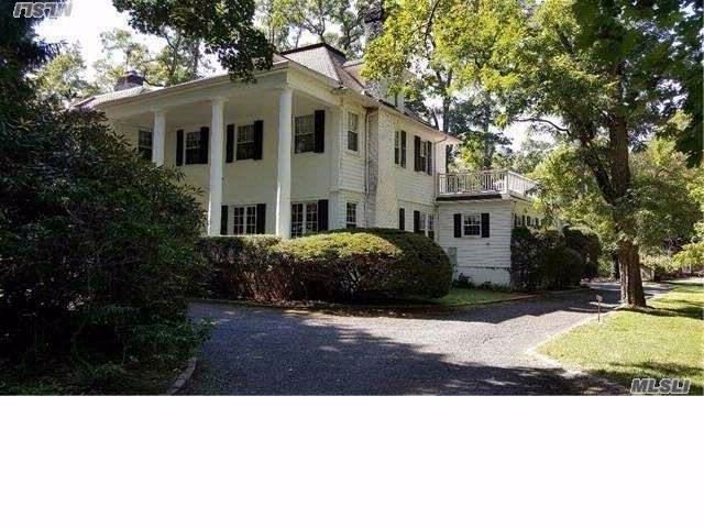 6 BR, 5.50 BTH Colonial style home in Lattingtown
